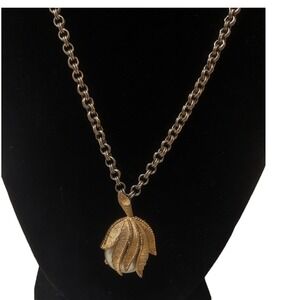 Vintage 60s Sarah Coventry Faux Hidden‎ Pearl Gold Tone Leaf Necklace